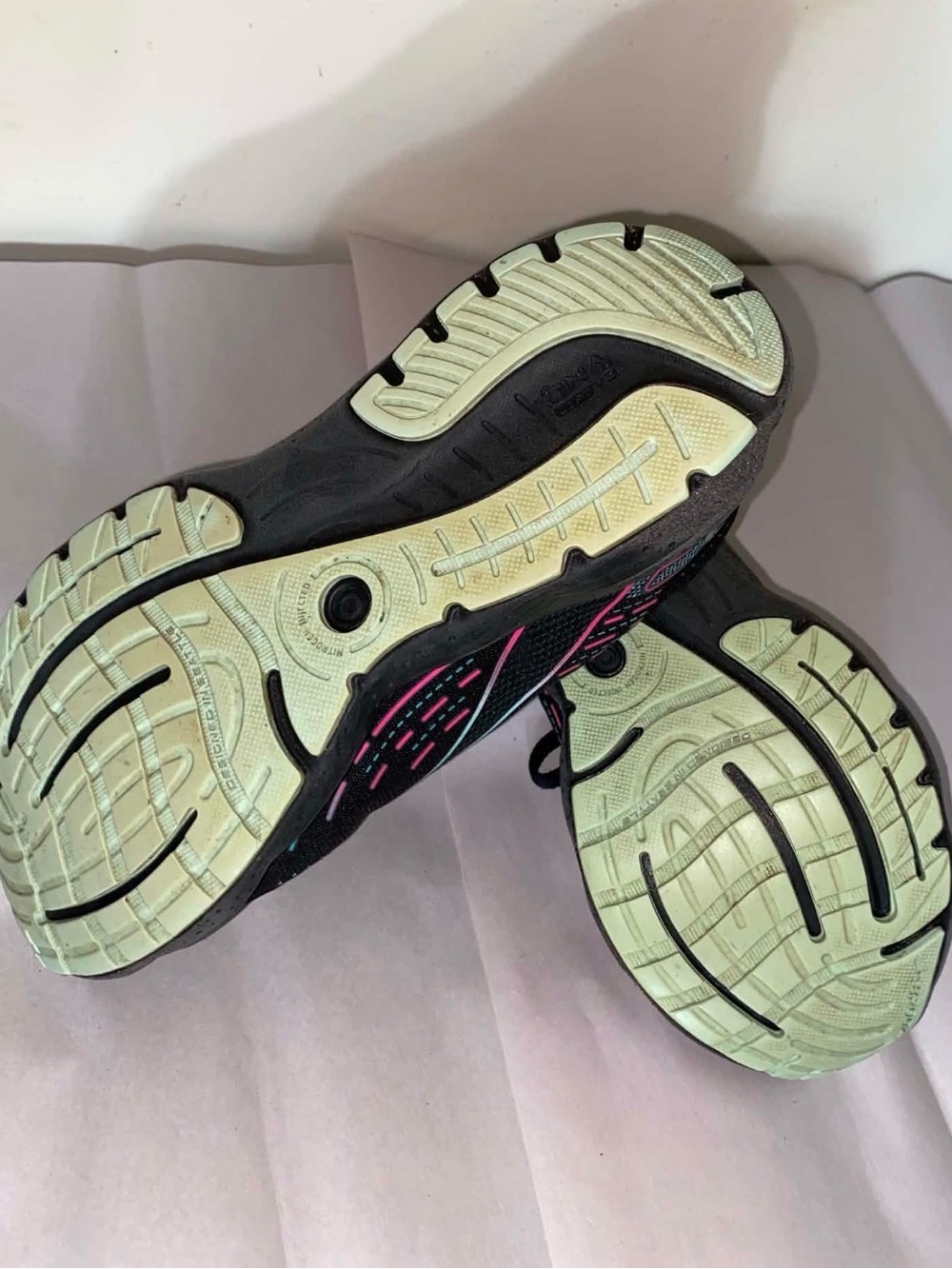 Brooks women’s Black Sneakers with Aqua and Pink Highlights - Picture 4 of 4